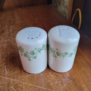 Corelle Corning CALLAWAY Green Ivy Salt Pepper Shakers Range or Stovetop 4" Tall
